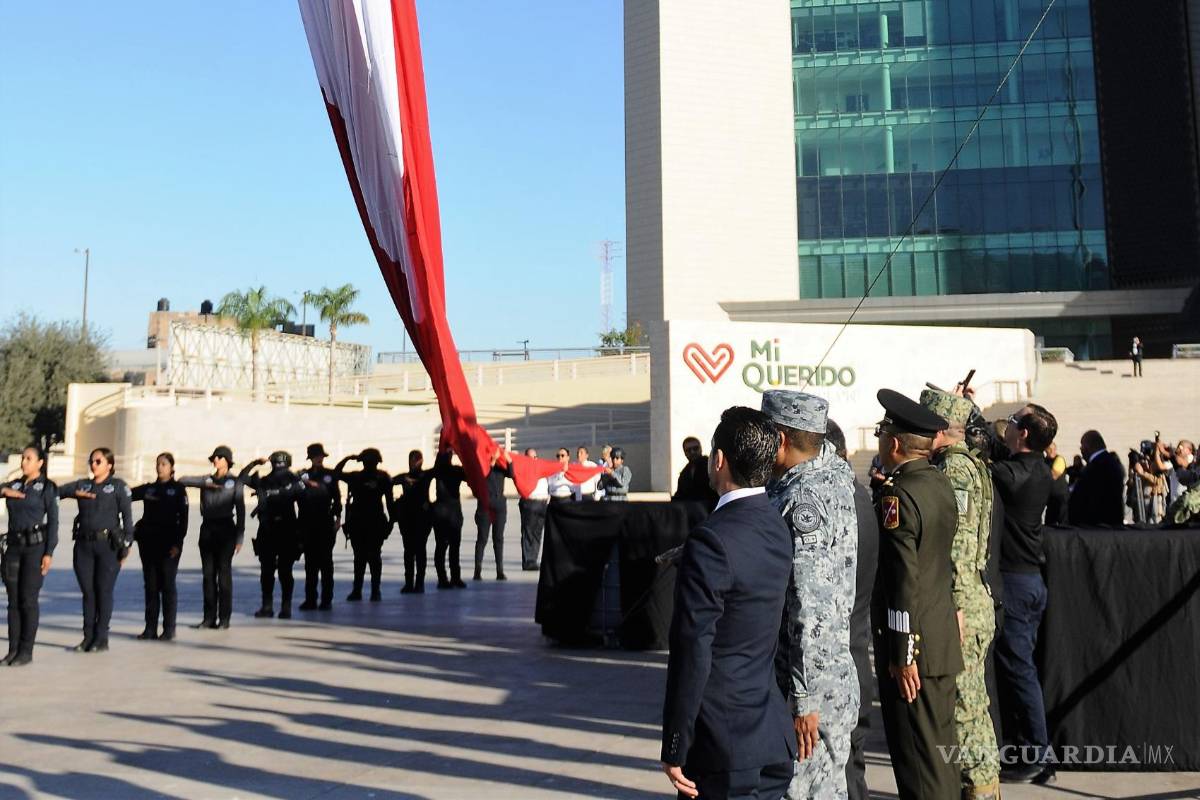 $!La bandera monumental ondeó en la Plaza Mayor durante el ceremonial cívico.