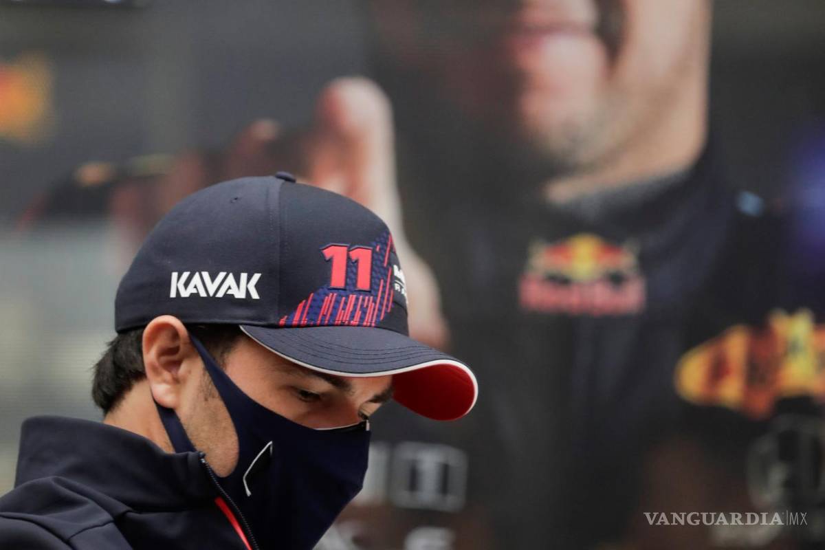 Carlos Sainz acorrala a Checo Pérez, saldrá en cuarto para GP de Brasil