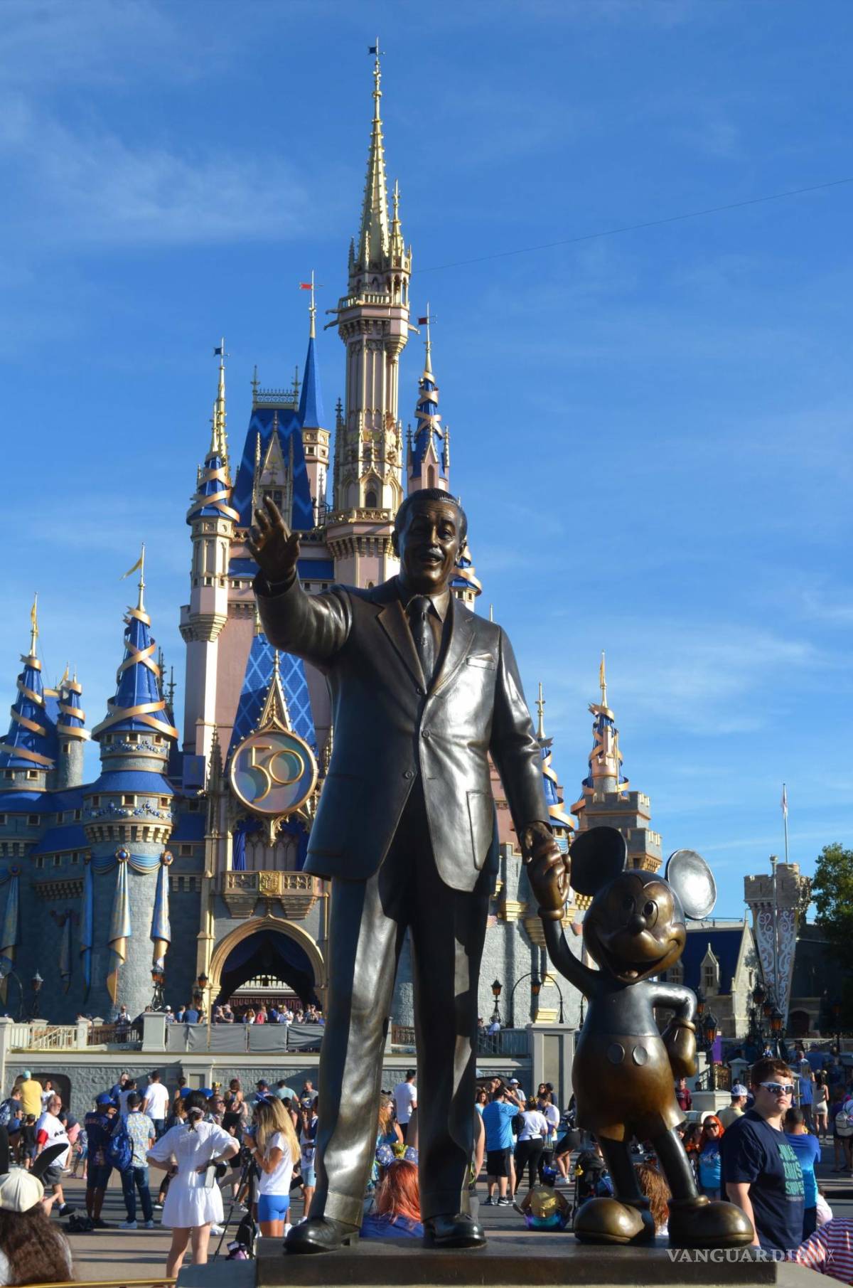 $!Fotografía de las estatuas de Walt Disney y Mickey Mouse frente al Palacio de la Cenicienta durante el inicio de las celebraciones del 50 aniversario de Walt Disney World, en el parque temático Magic Kingdom, en Lake Buena Vista, Florida (Estados Unidos). EFE/Álvaro Blanco