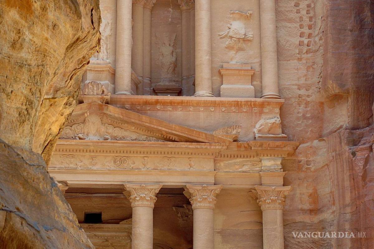 $!Exterior del Tesoro, Khazneh en árabe, monumento más famoso de Petra, Jordania. EFE/Ballesteros/cg.