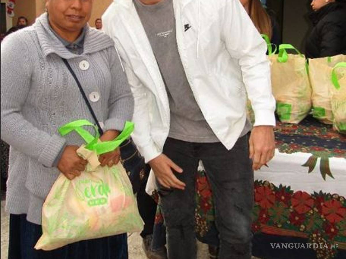 $!Vincent Janssen aprovecha tiempo libre para entregar despensas en Monterrey