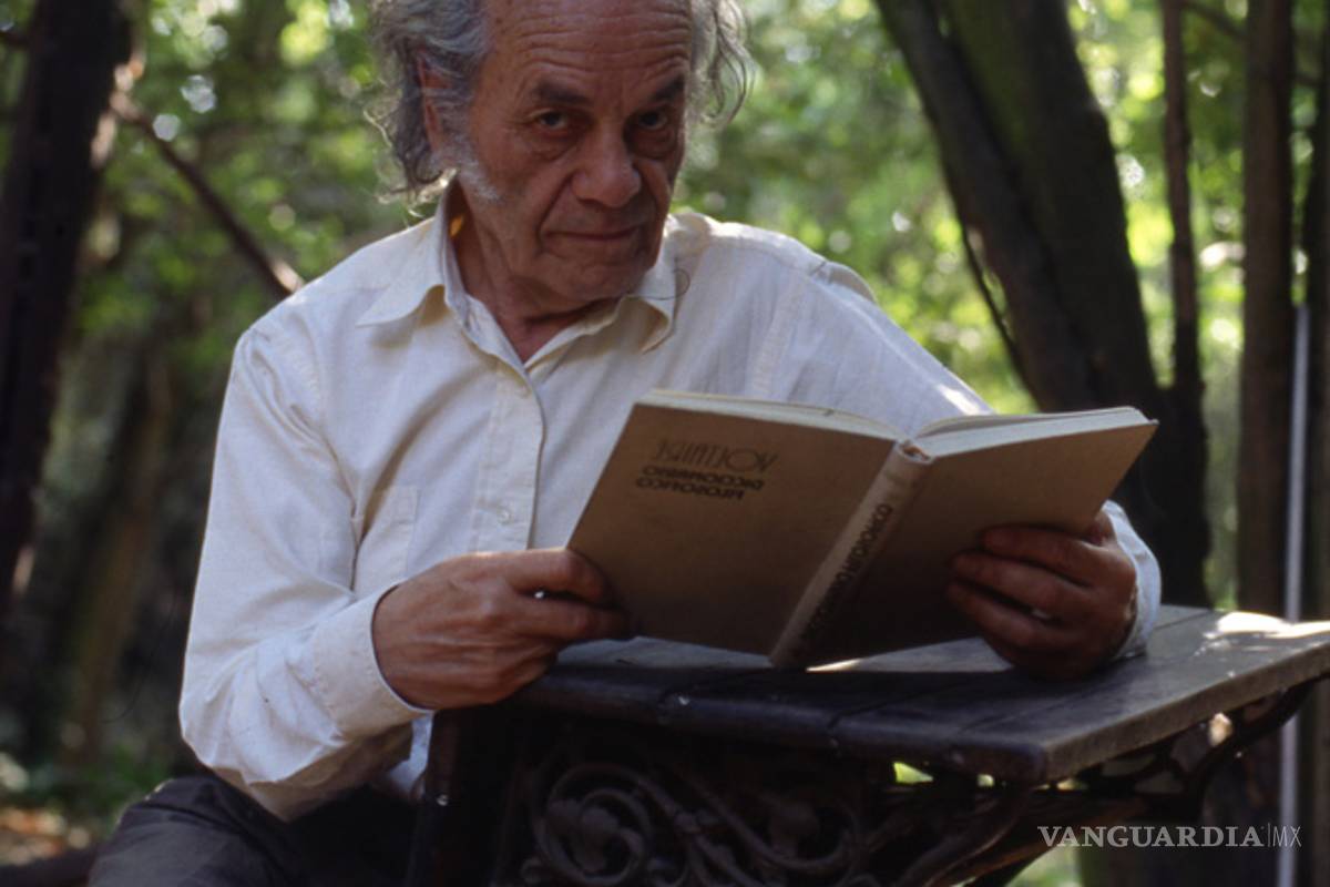 Hijo de Nicanor Parra entregó cuadernos del poeta a sus espaldas