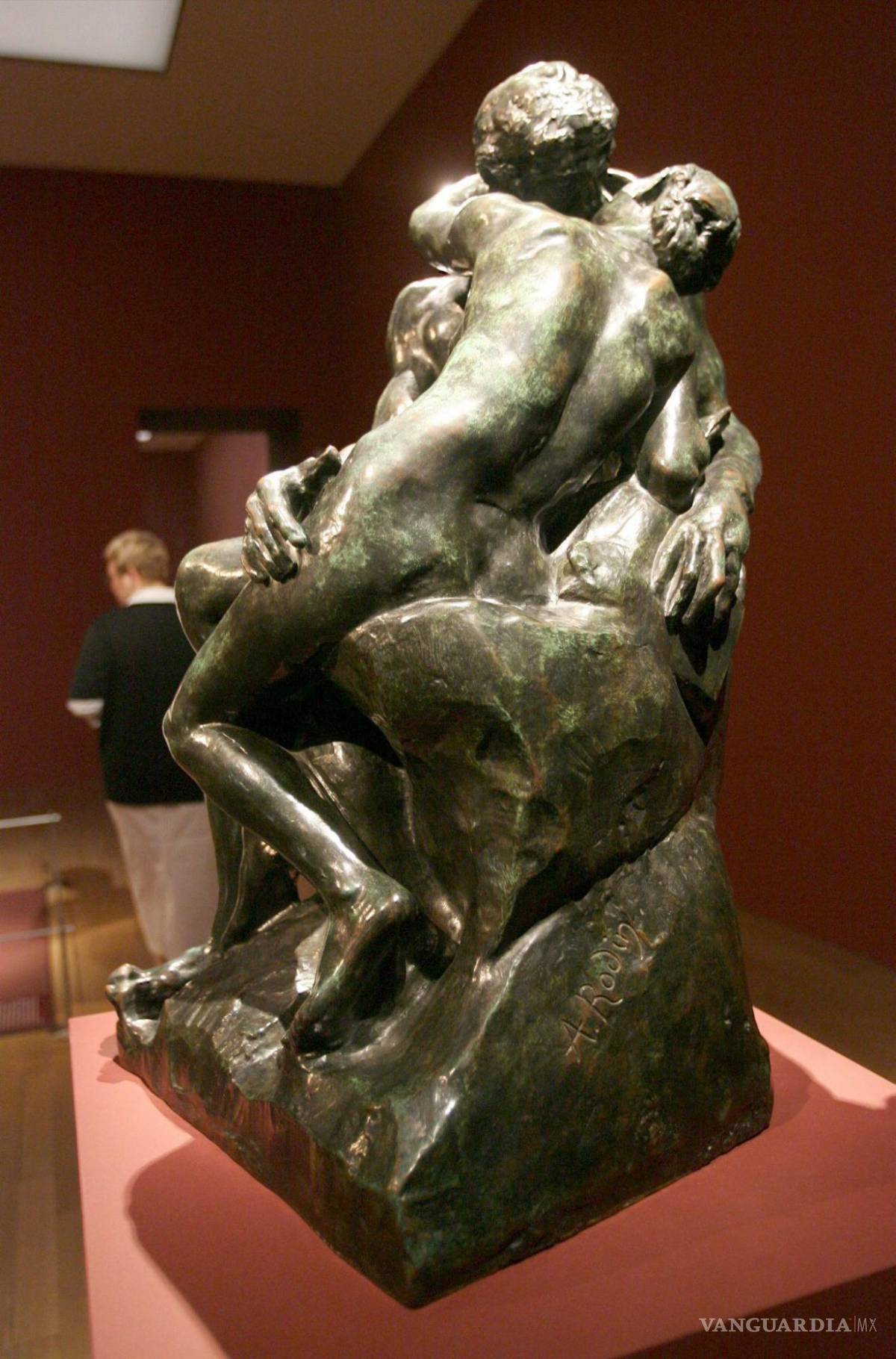 $!La imagen muestra la escultura de bronce 'El Beso' del francés Auguste Rodin (1840 - 1917) en el museo Hypo-Kunsthalle en Munich, Alemania.