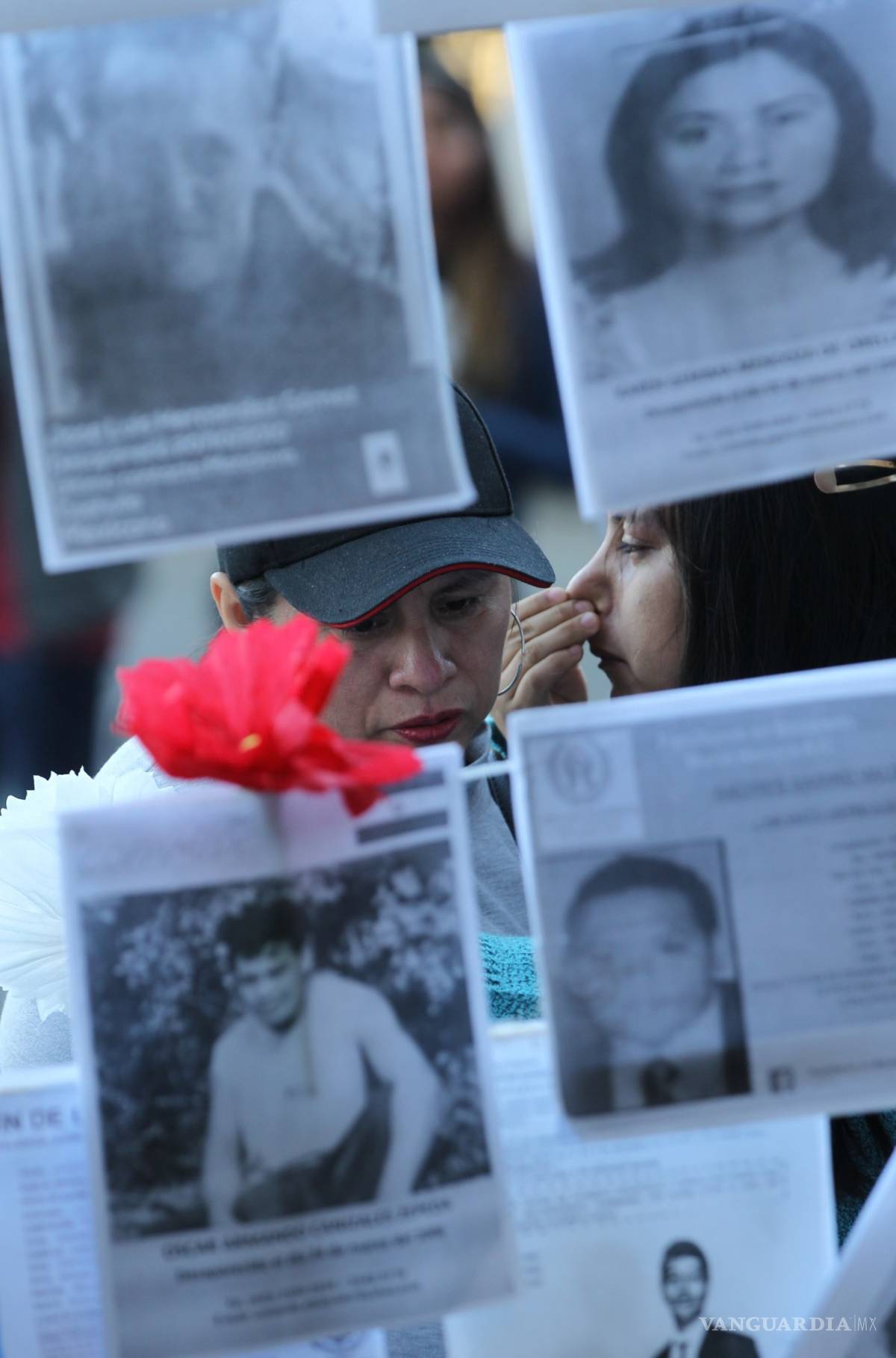 $!Protestan por sus desparecidos frente al Palacio Nacional (fotogalería)