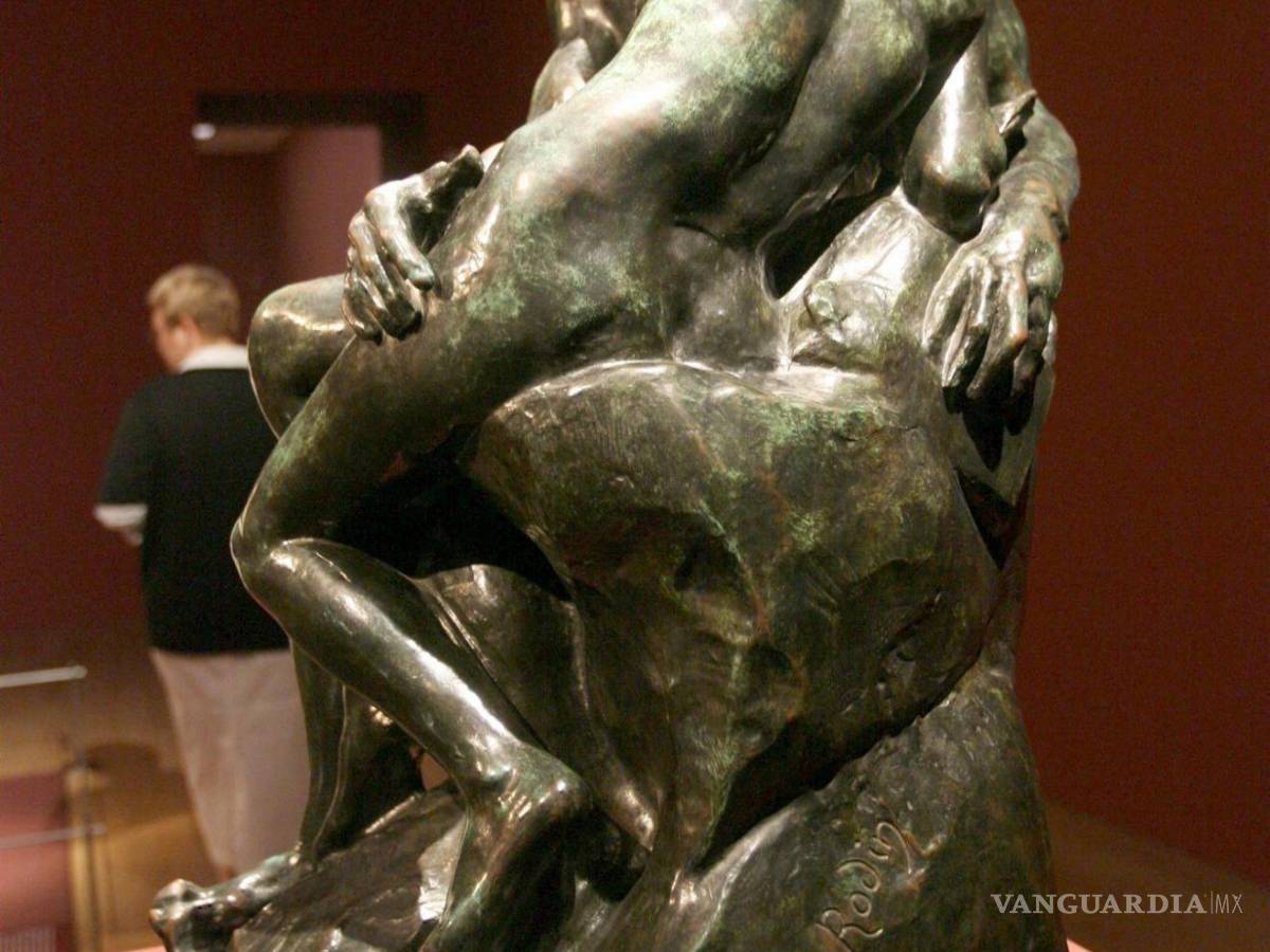 $!La imagen muestra la escultura de bronce 'El Beso' del francés Auguste Rodin (1840 - 1917) en el museo Hypo-Kunsthalle en Munich, Alemania.