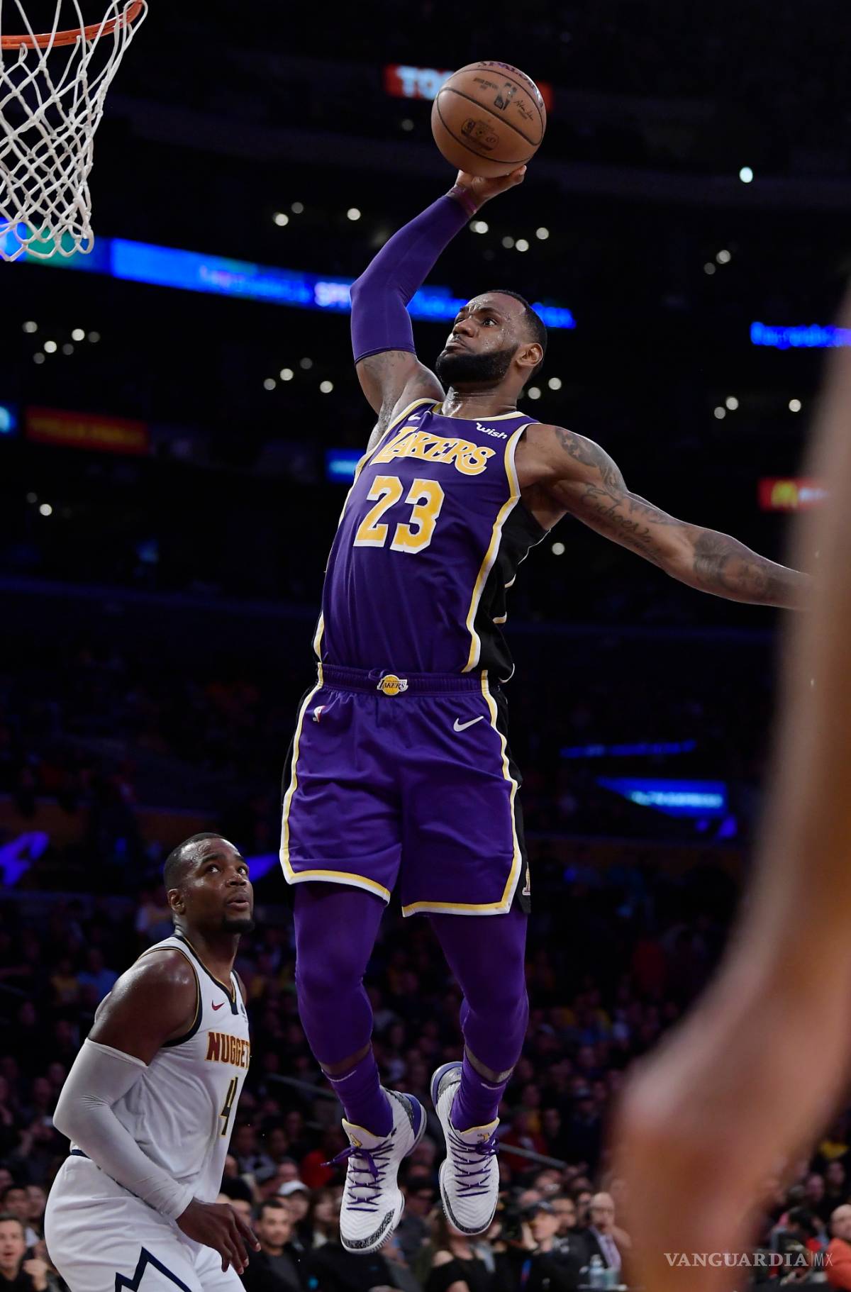 $!¡Lo hizo! LeBron James supera a Michael Jordan como cuarto máximo anotador de la NBA