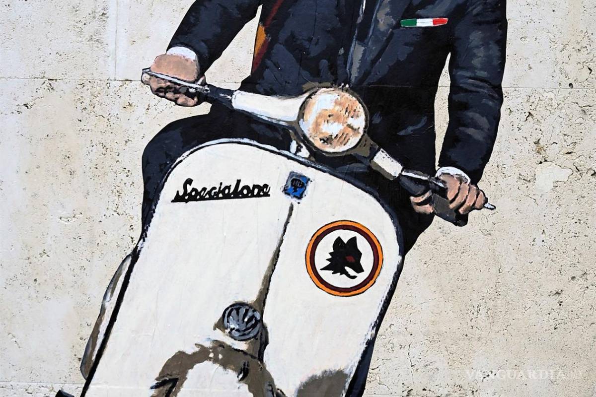 Pintan un muro en Roma con Mourinho a bordo de un vespa con bufanda romanista