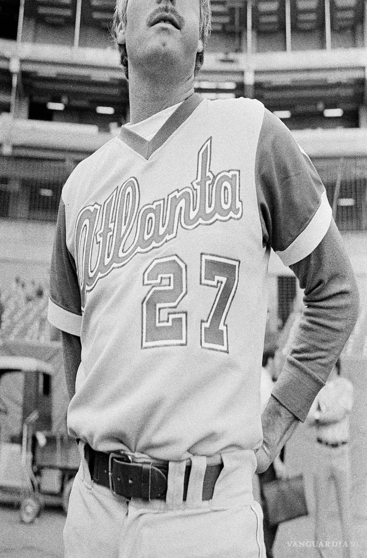$!Ted Turner, propietario de los Atlanta Braves, asumió el cargo de mánager del equipo antes del partido del 11 de mayo de 1977 en Pittsburgh.