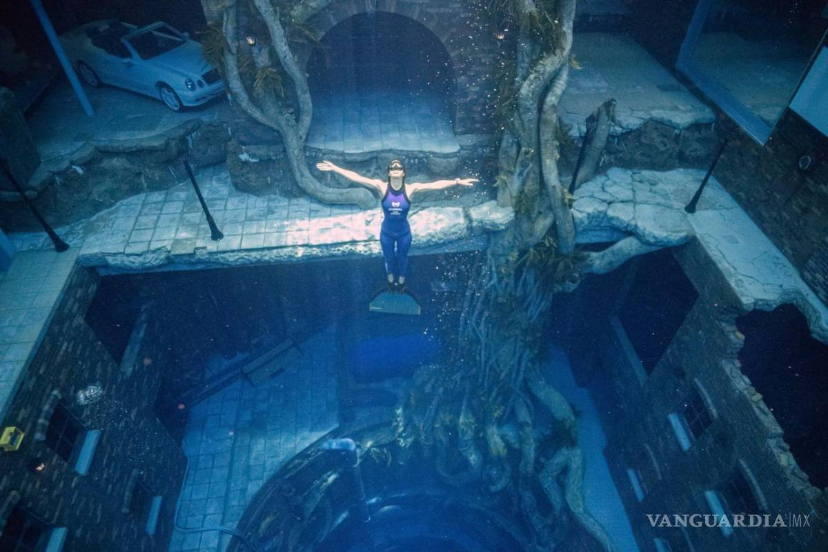 $!Buceo con apnea en la piscina profunda.