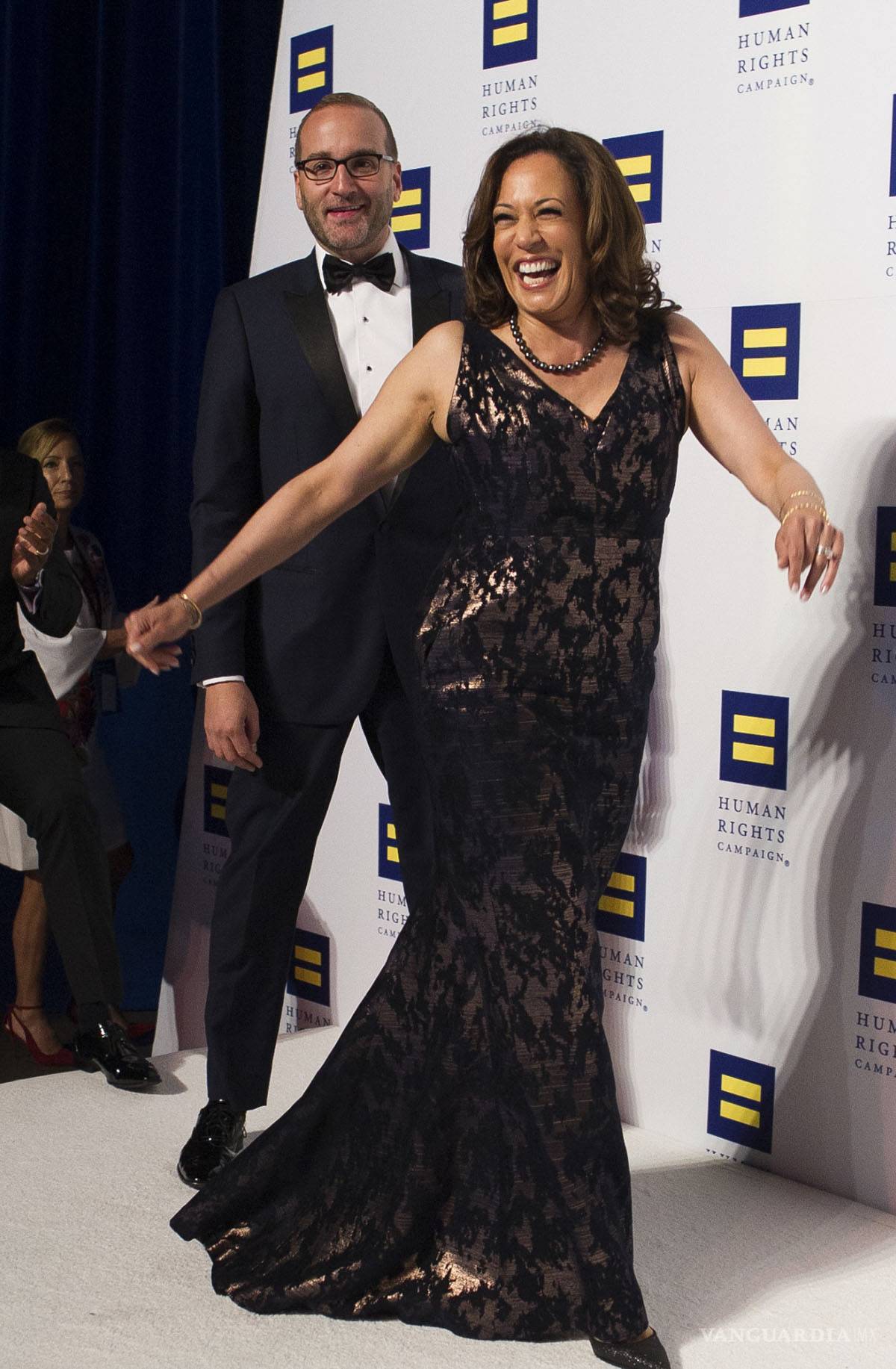 $!El mensaje oculto de Kamala Harris en su vestimenta, experta en moda descifra a la futura vicepresidenta de EU