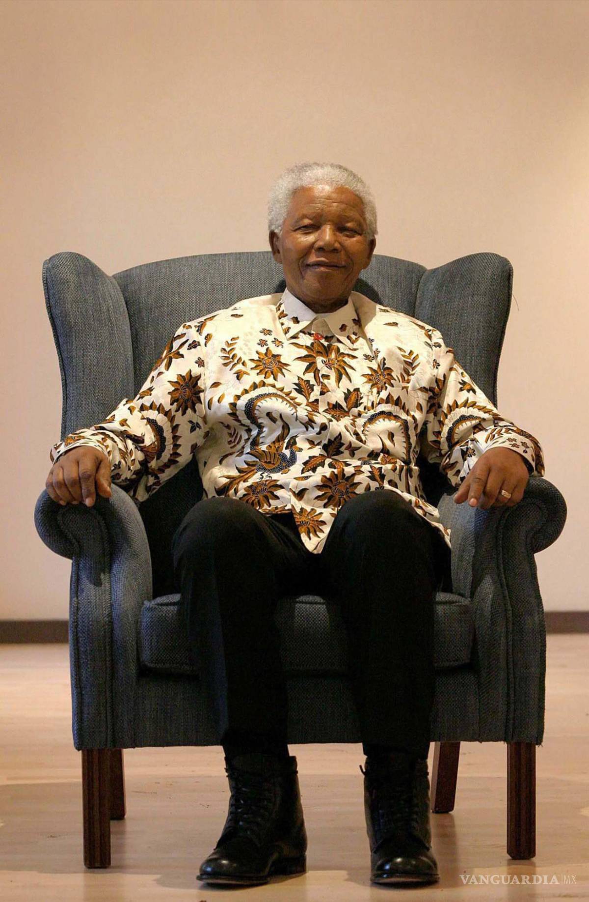 $!Fotografía de archivo del 12 de junio de 2003 del Premio Nobel de Paz sudafricano Nelson Mandela. El 5 de diciembre, se cumple una década de su muerte.