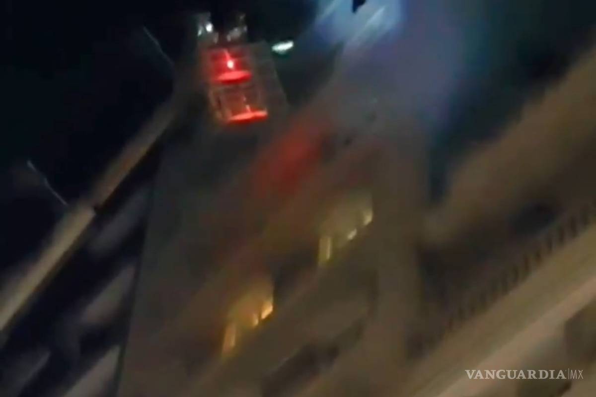 Bomberos rescatan a jugador cuando se incendiaba su habitación de un hotel