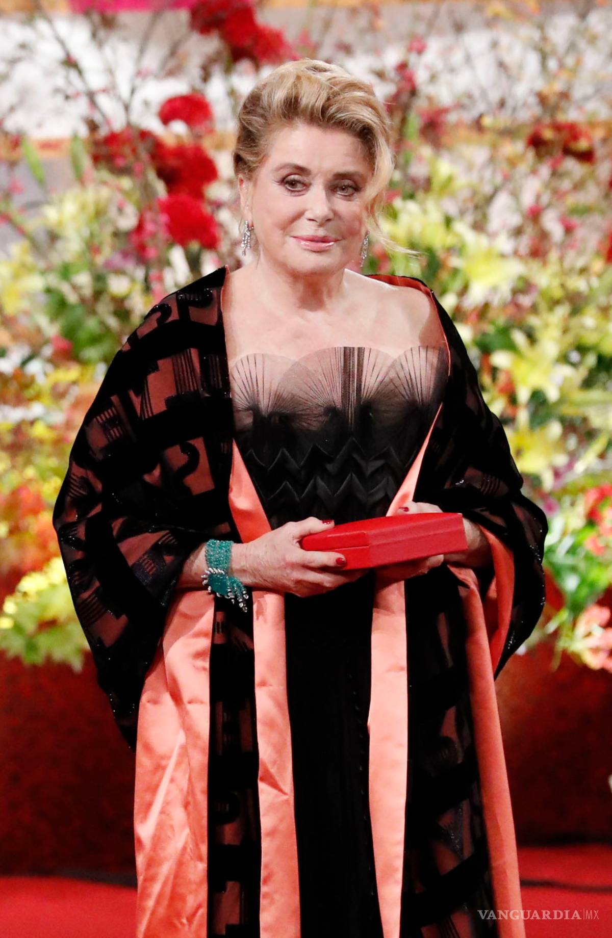 $!Catherine Deneuve pondrá a la venta 300 lotes de vestidos Yves Saint Laurent
