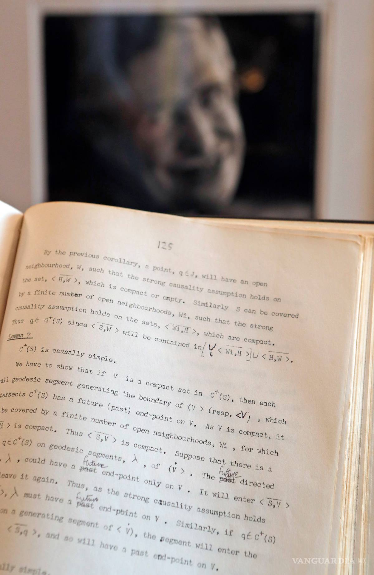 $!Por si te interesa, copia de la tesis de Hawking puede venderse por más de 100 mil euros