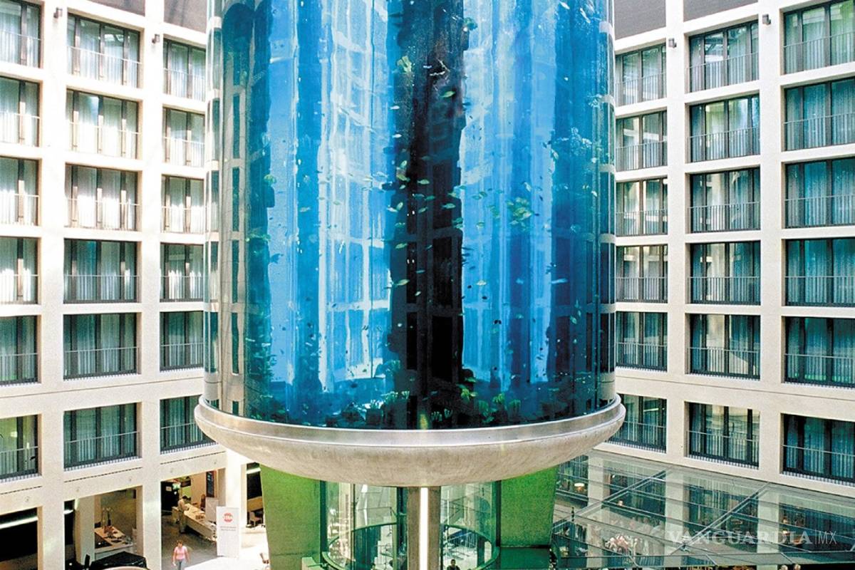 $!AquaDom, el acuario cilíndrico más grande del mundo