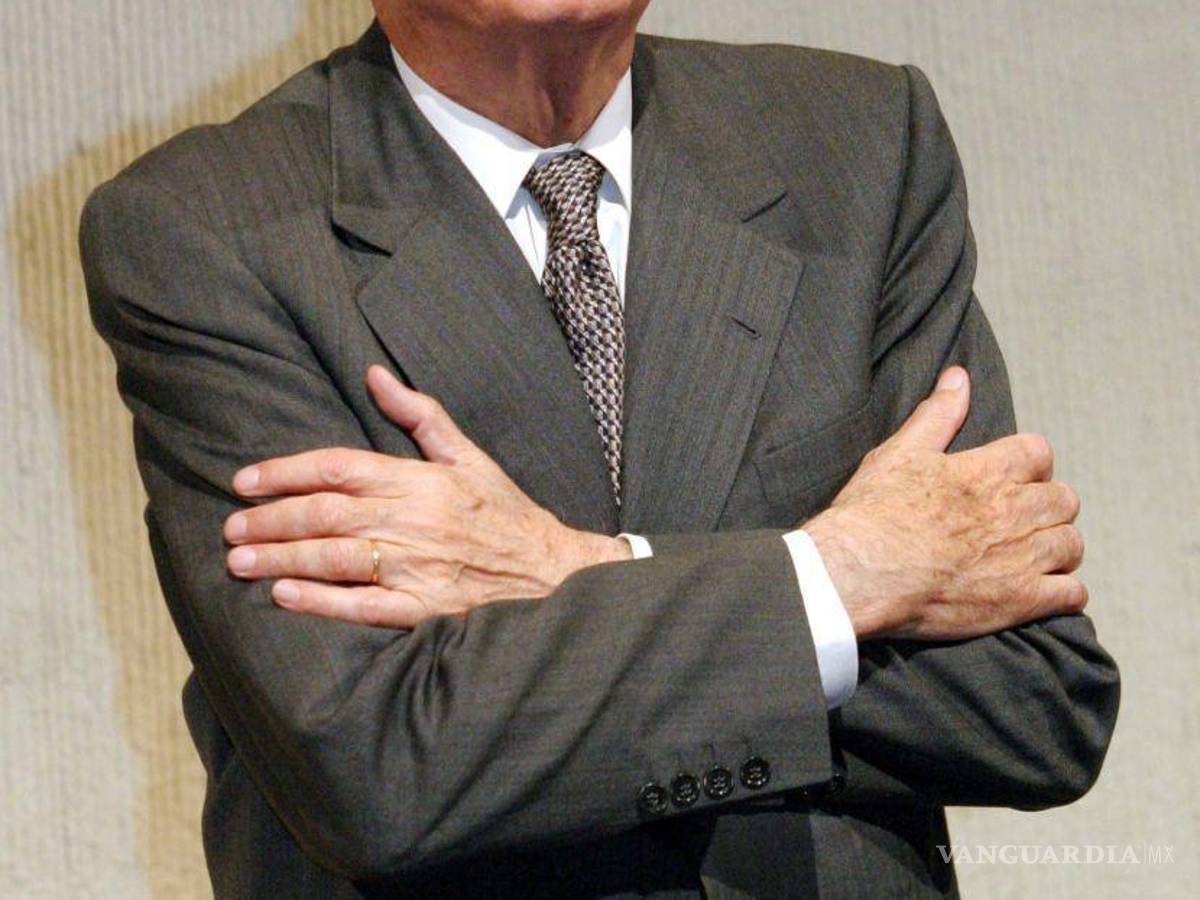 $!Imagen del 1 de diciembre de 2004. José Saramago, premio Nobel de Literatura, asistió a la ceremonia de inauguración de la cátedra extraordinaria José Saramago, que será impartida en la facultad de Filosofía y Letras en Ciudad Universitaria. Al término de la ceremonia los universitarios se acercaron para saludarlo. Cuartoscuro/Moisés Pablo