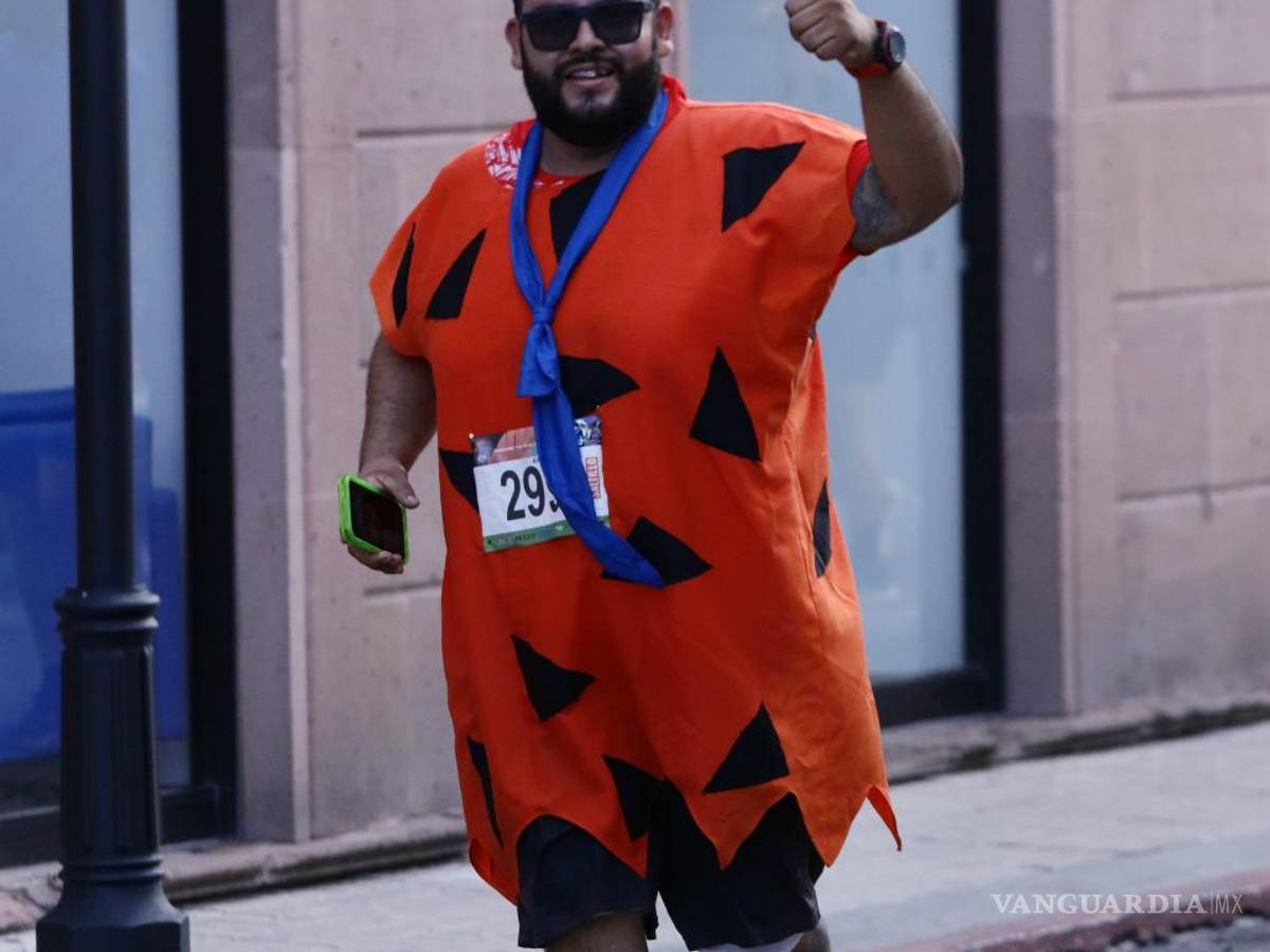 $!Ni siquiera Pedro Picapiedra se quiso perder de la carrera.