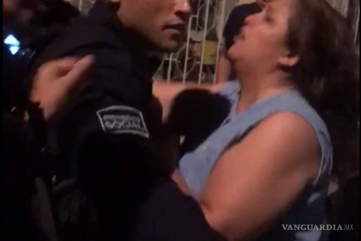 Por defender a menor, vecinos se enfrentan a golpes con policías municipales en colonia de Saltillo