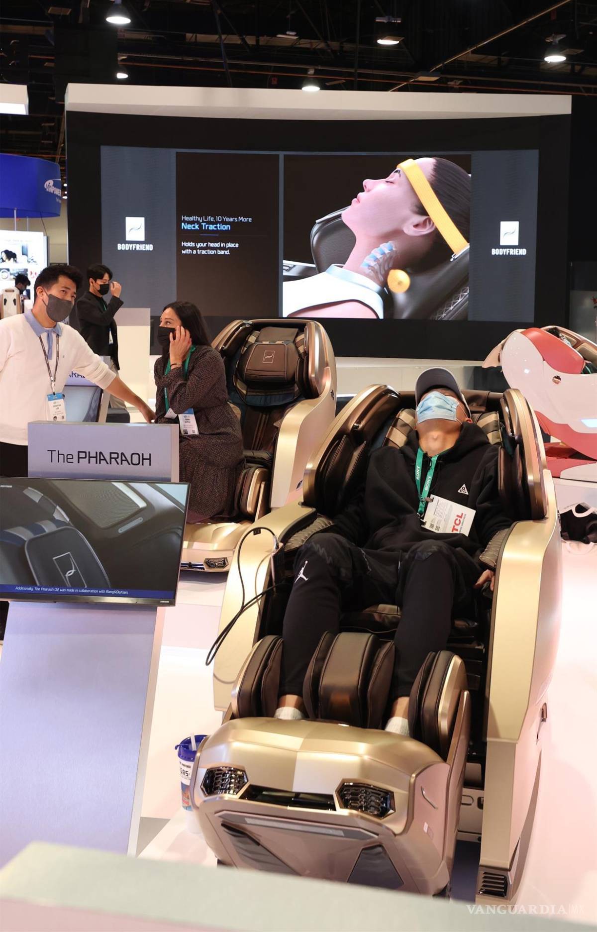 $!Un visitante prueba un sillón de masaje Bodyfriend en el Consumer Electronics Show en Las Vegas. EFE/EPA/Caroline Brehman