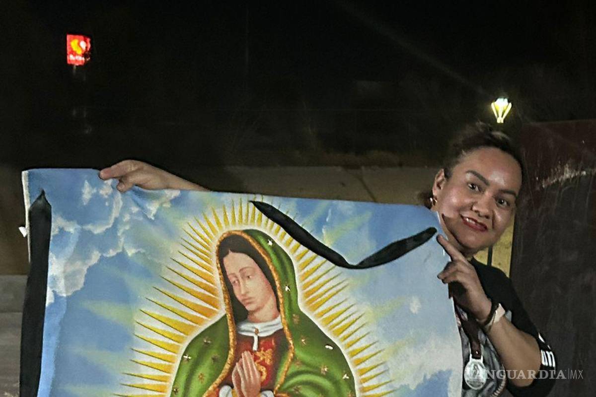 $!Su lona, firmada por cientos de personas, se ha convertido en un símbolo colectivo de apoyo y devoción.