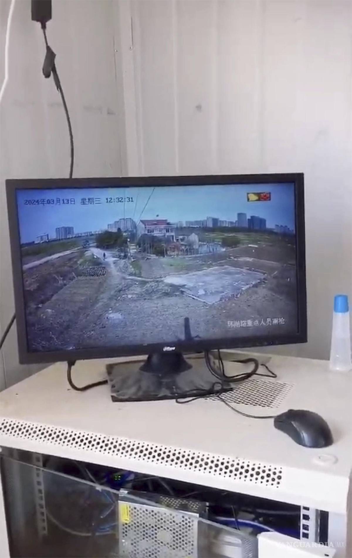 $!Una pantalla muestra la vigilancia de la casa Yang desde un puesto policial al otro lado de la calle en Changzhou, en el este de la provincia oriental china de Jiangsu.