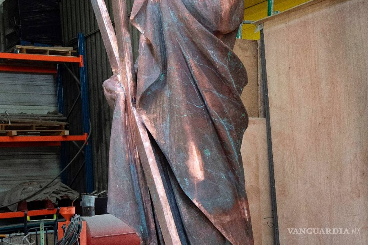 Así es como restauran las estatuas que se salvaron del incendio de Notre Dame