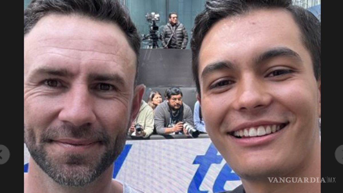 $!El arquero coahuilense posando junto al exfutbolista.