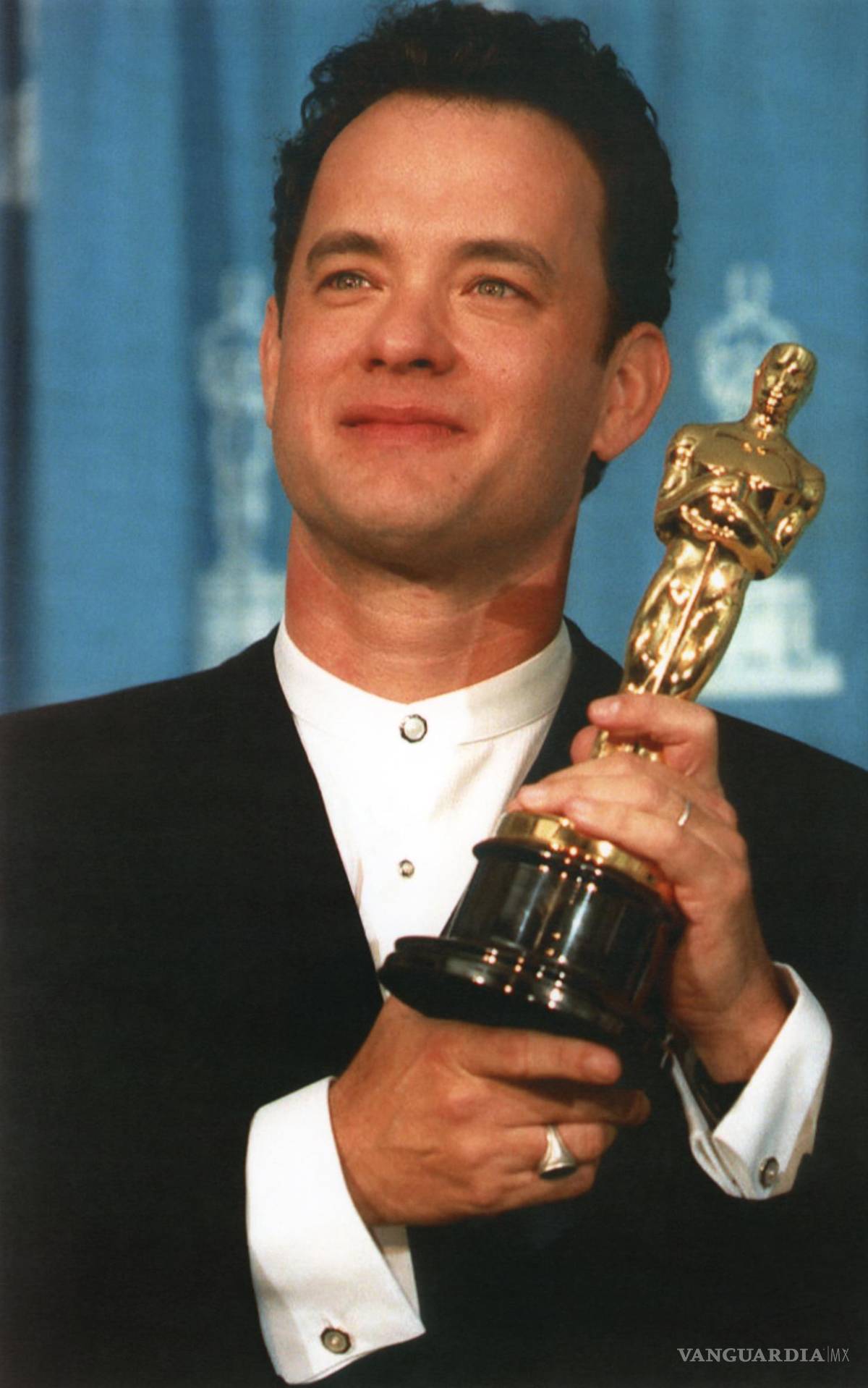 $!El actor Tom Hanks posa con el premio Oscar que ganó en la categoría de Mejor Actor en el film “Forrest Gump” en 1995.