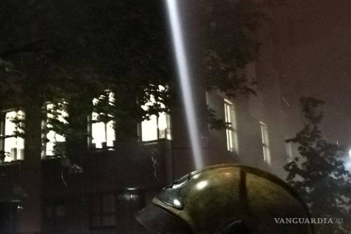 Salvan bebé lanzado del edificio de Londres