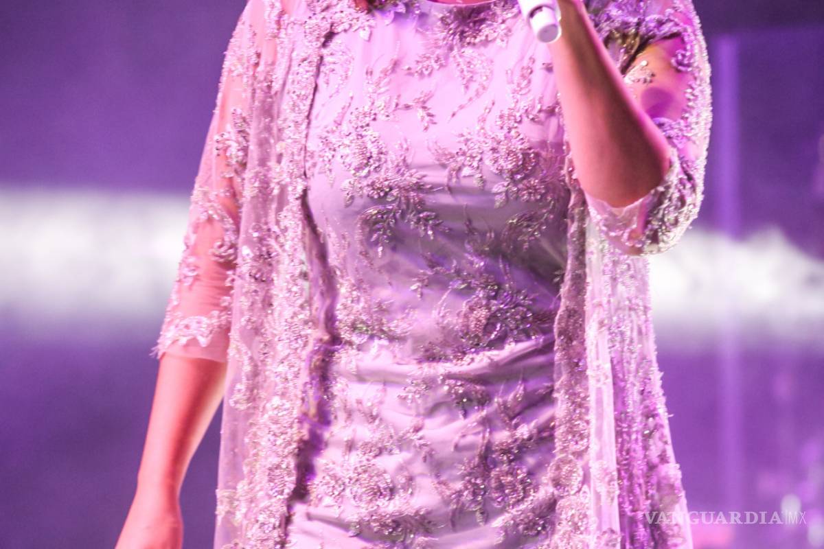 Yuridia enamora con su voz, pero no llena auditorio