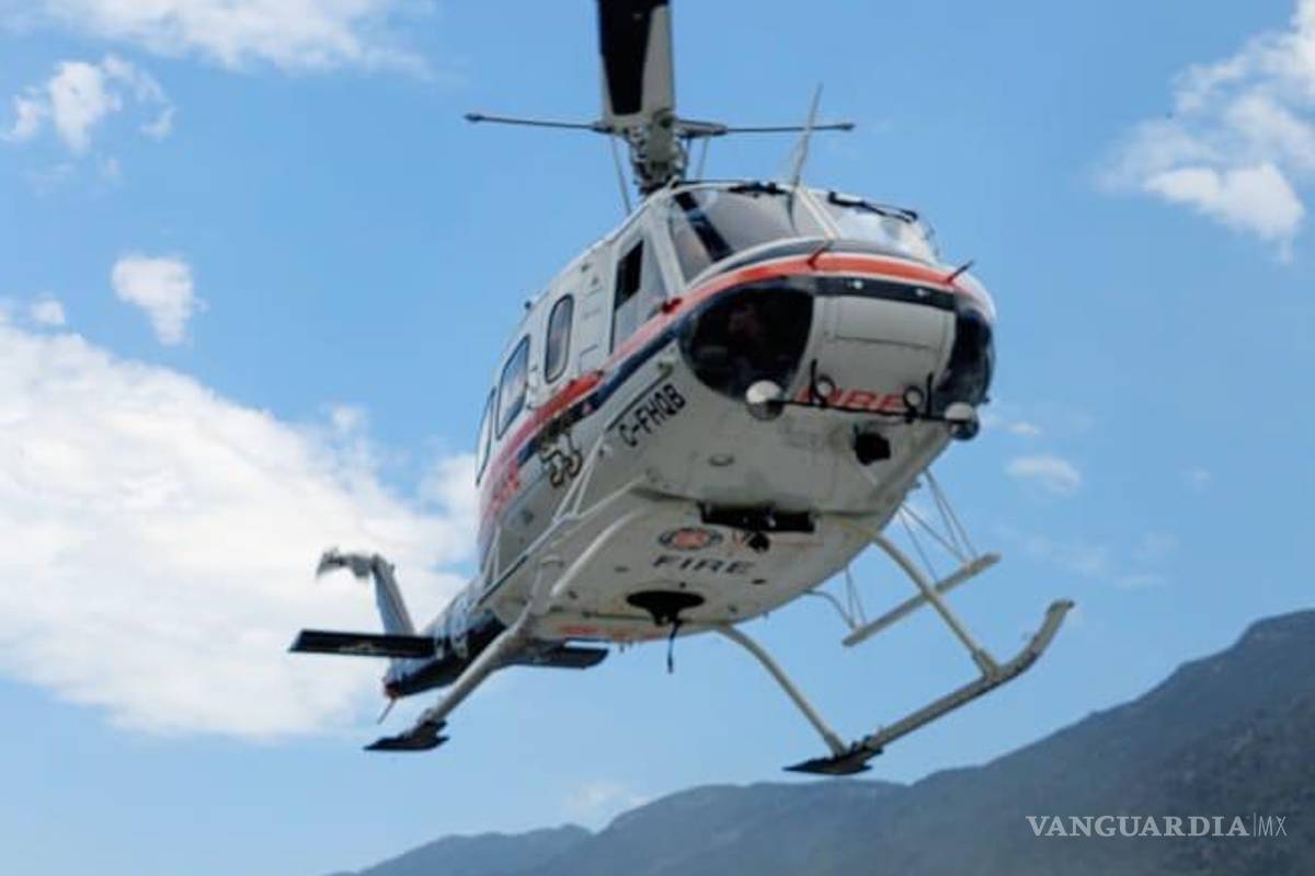 Helicóptero de la Marina se suma al combate de incendio forestal en Nuevo León