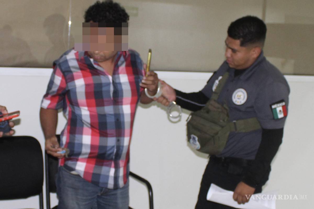 Detienen a padre de familia por presunta violación a medida de restricción, en Saltillo