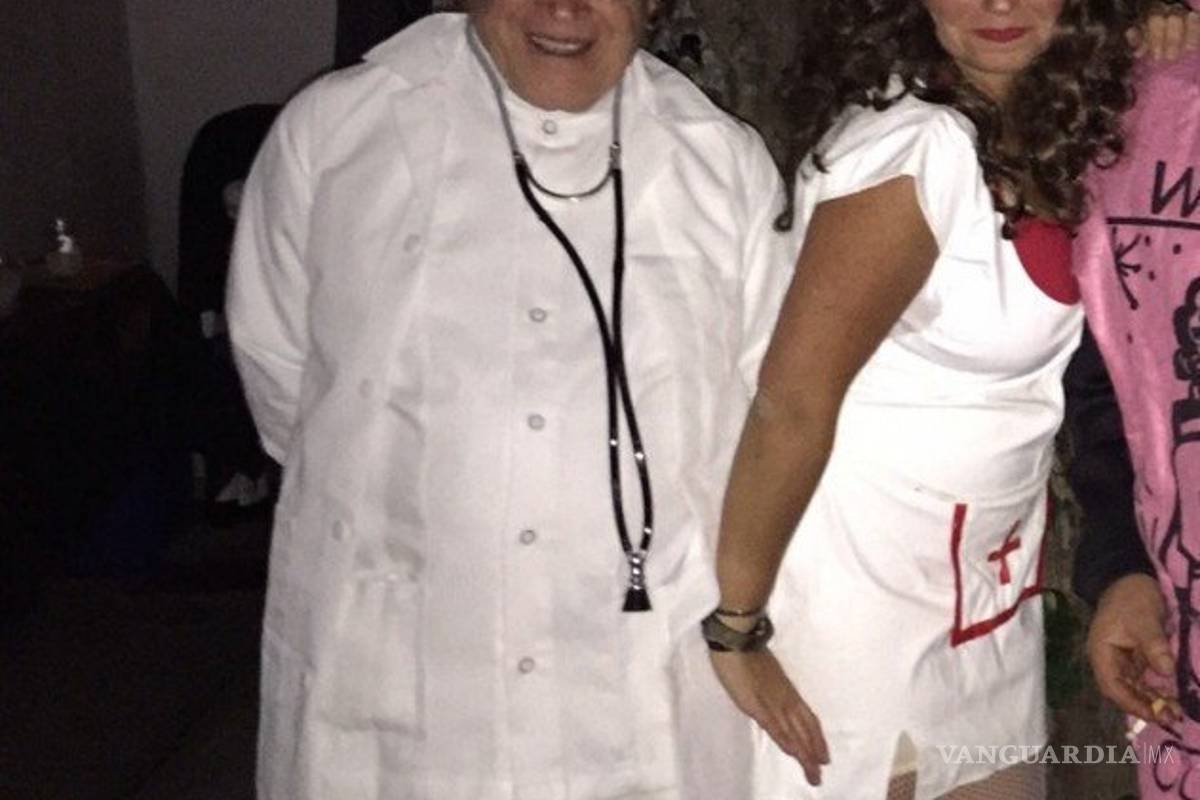 $!Difunden imágenes del Obispo Raúl Vera en fiesta de disfraces