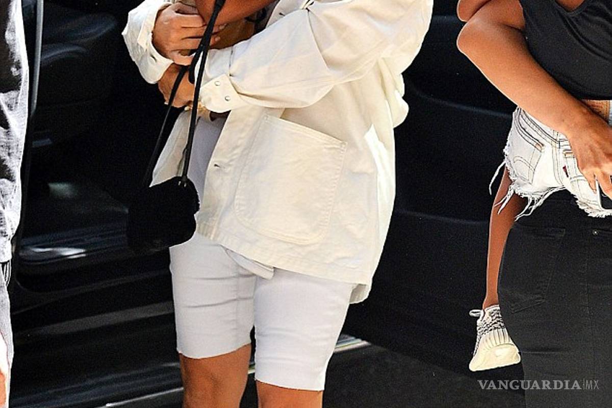 $!La dulce vida de North West: La pequeña usa un mini bolso Fendi de dos mil dólares