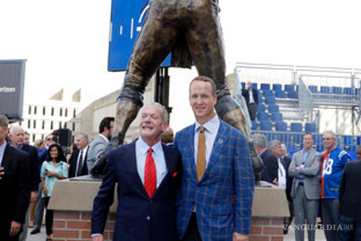 $!Colts develan estatua de Manning afuera de su estadio