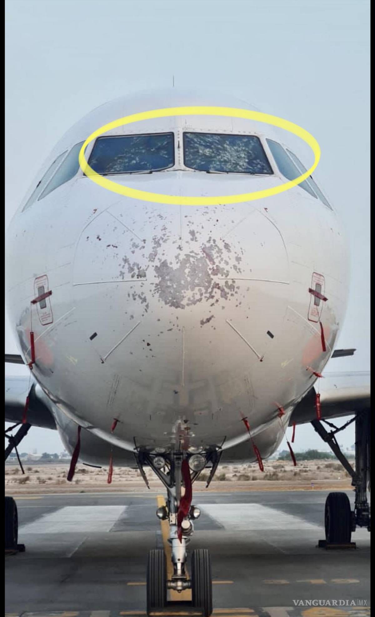 $!Imagen que muestra el parabrisas dañado por la tormenta con granizo del vuelo 512 de Volaris.