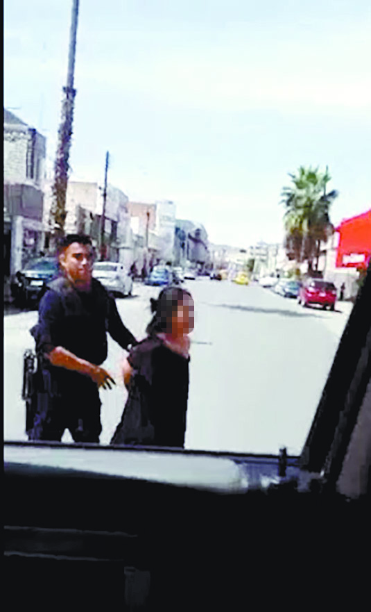 Policías de Torreón violan derechos humanos y no saben ni poner unas esposas (video)