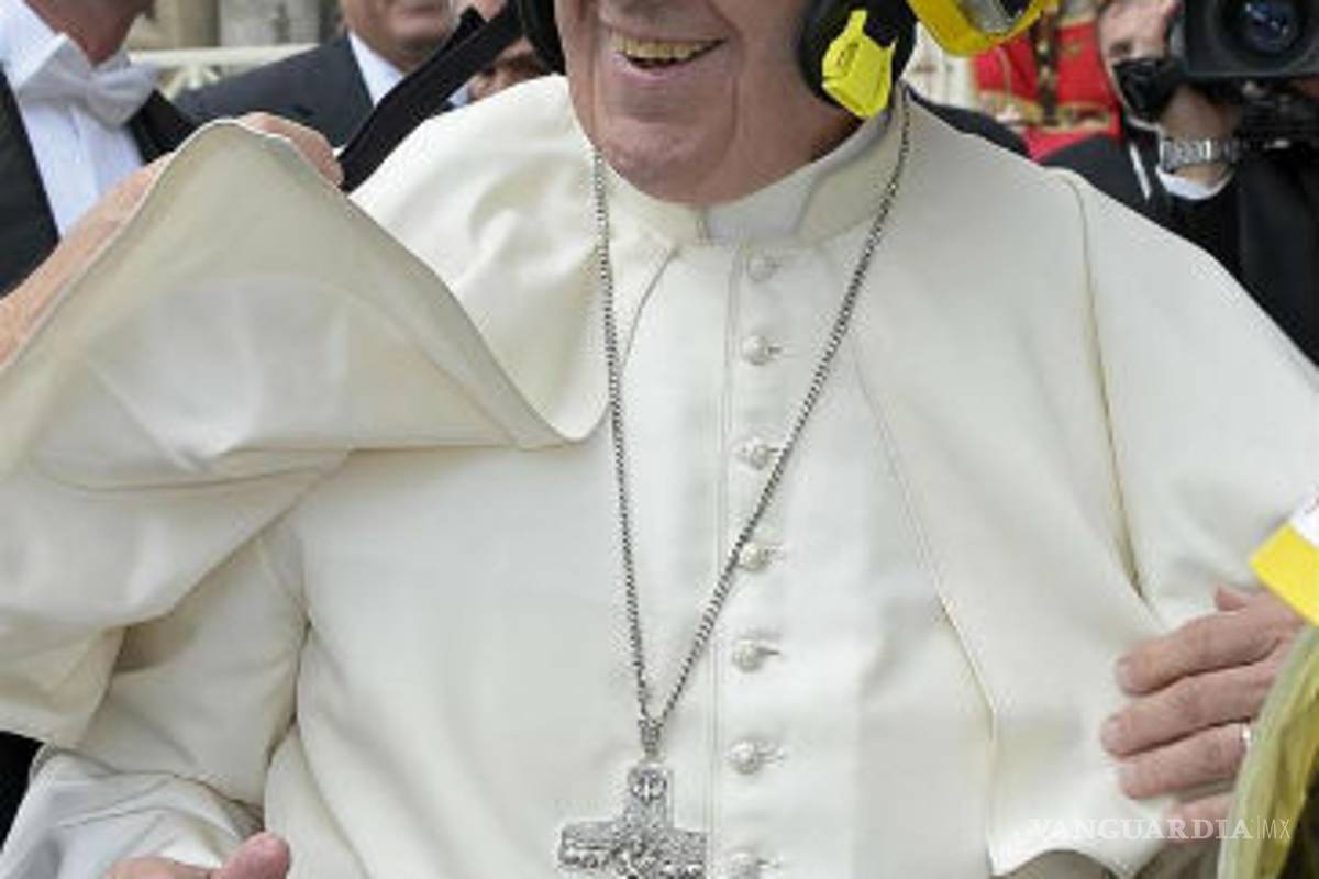 Papa se pone casco de bombero y saluda a Antonio Banderas