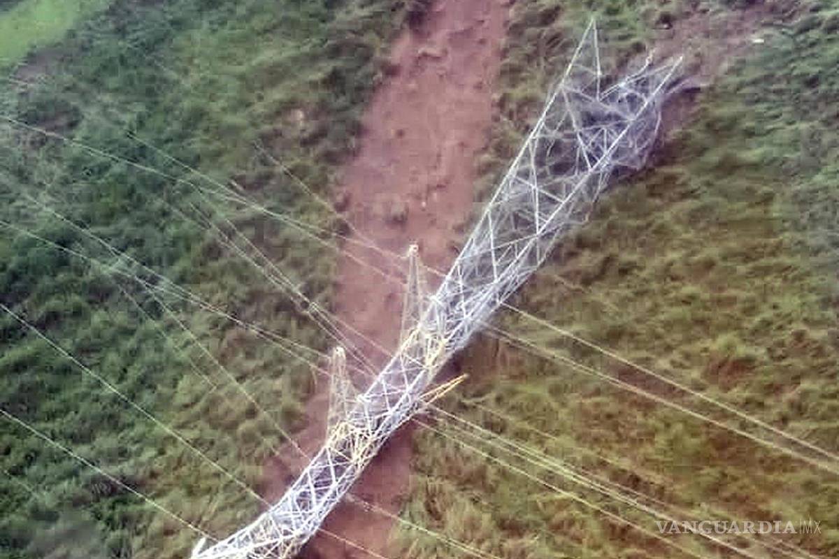 $!Una antena colapsada tras el paso del Huracán Otis en el balneario de Acapulco en el estado de Guerrero, México.