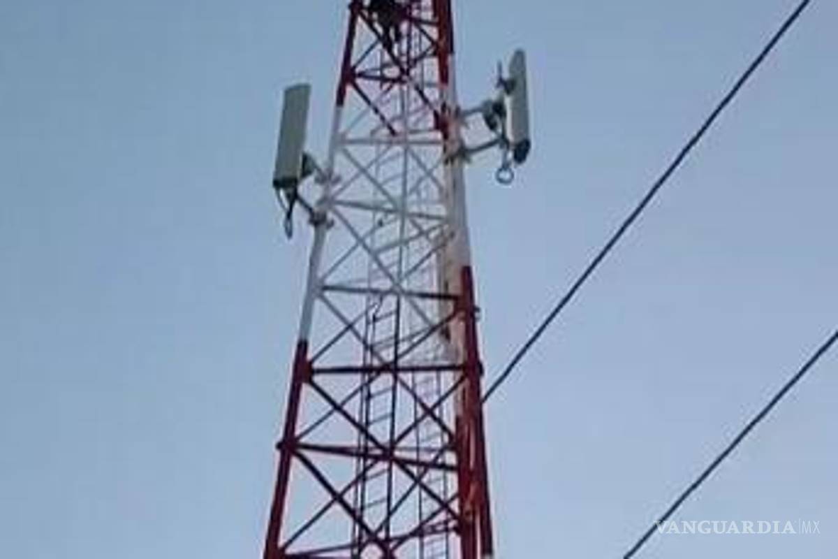 Huye de policía de Torreón y se atrinchera en lo alto de una antena de telefonía celular