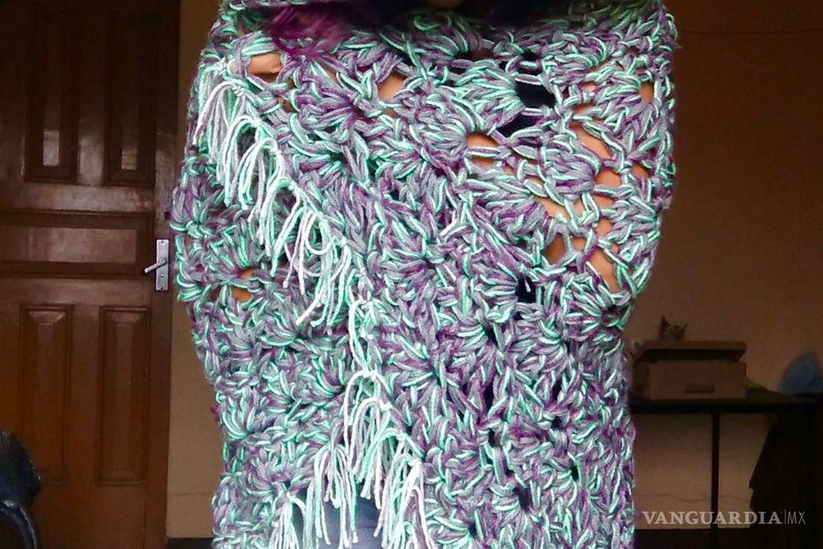 $!La versatilidad de Mapache Crochet va más allá de los amigurumis, incluyendo bufandas, guantes, tops y sweaters, mostrando la diversidad de la artesanía tejida.