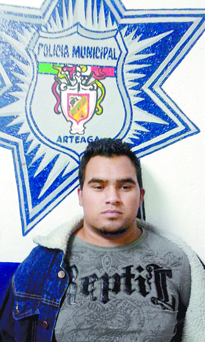 Policía de Arteaga detuvo a supuesto taxista asaltante