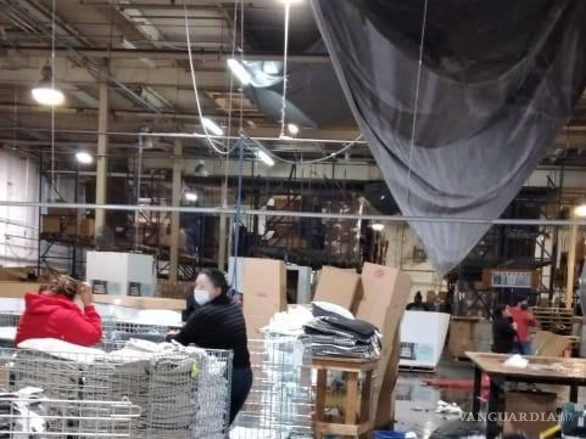 $!Mexicanas trabajando en la planta de HFI entre el agua y la nieve filtradas por el mal estado de la estructura de la nave industrial. Foto: Trabajadores de HFI