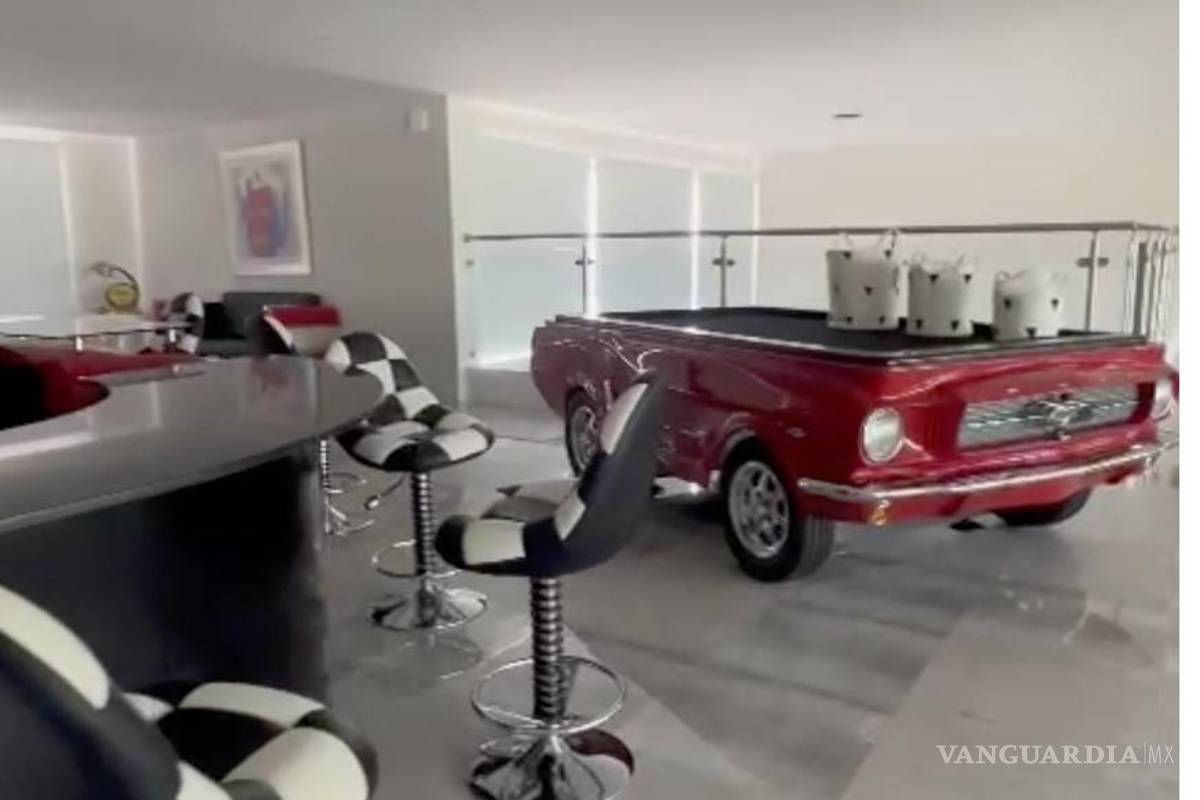 $!Alejandro Moreno tiene además una mesa de billar sobre la réplica de un Ford Mustang 1965 color rojo.