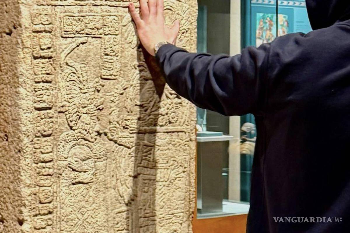 $!En una de las imágenes compartida en sus stories de Instagram, se puede ver al cantante Bad Bunny tocar una estela maya.