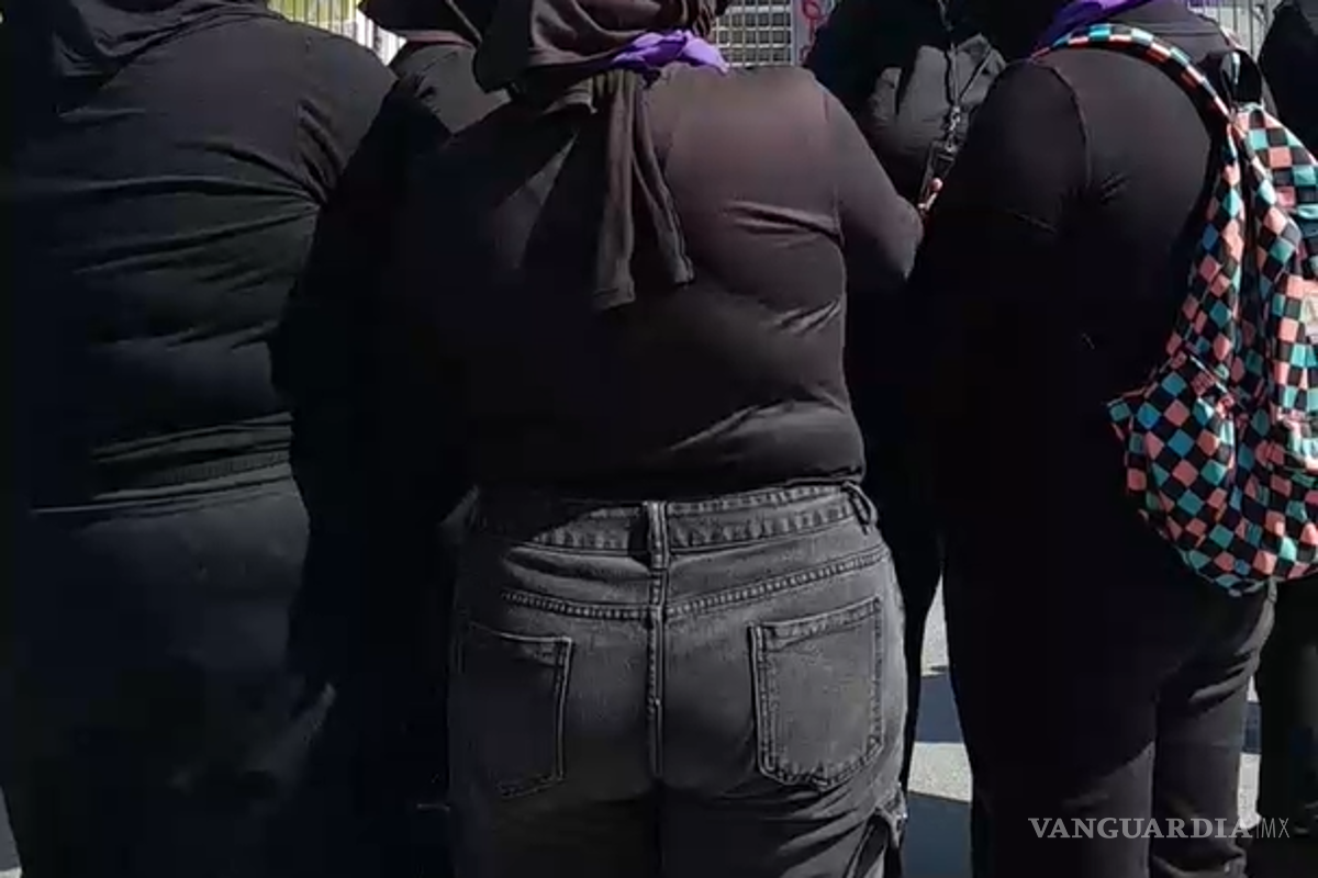 $!Protesta feminista frente al inmueble judicial este lunes.