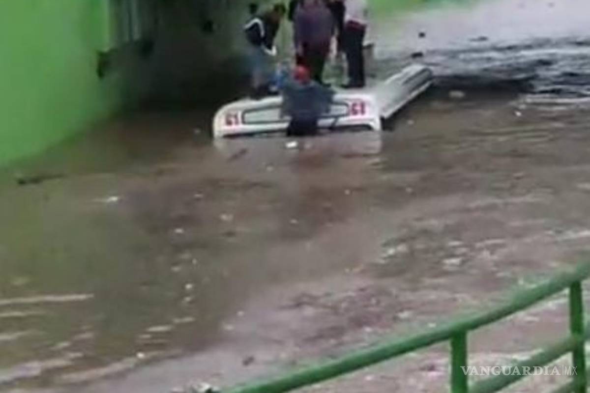 $!Pasajeros en Frontera viven momentos de angustia y terror ¡Se salvan de morir ahogados!