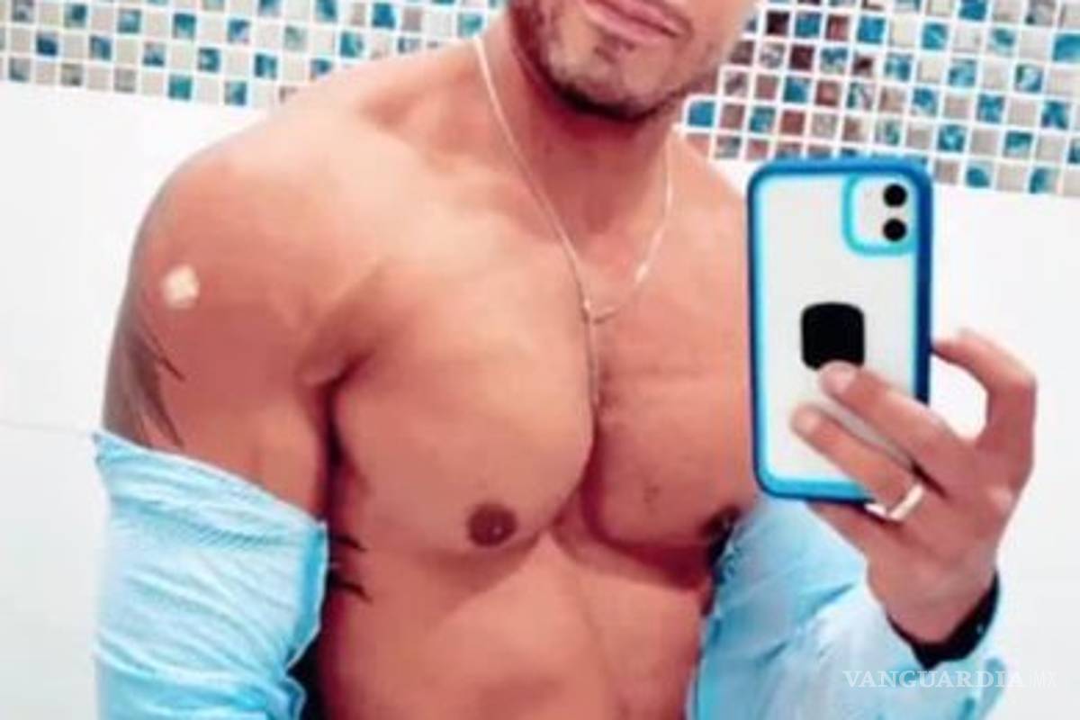 $!Oftalmólogo no es de Sedena ni del IMSS; aún así lo vacunaron, luego se fue de fiesta