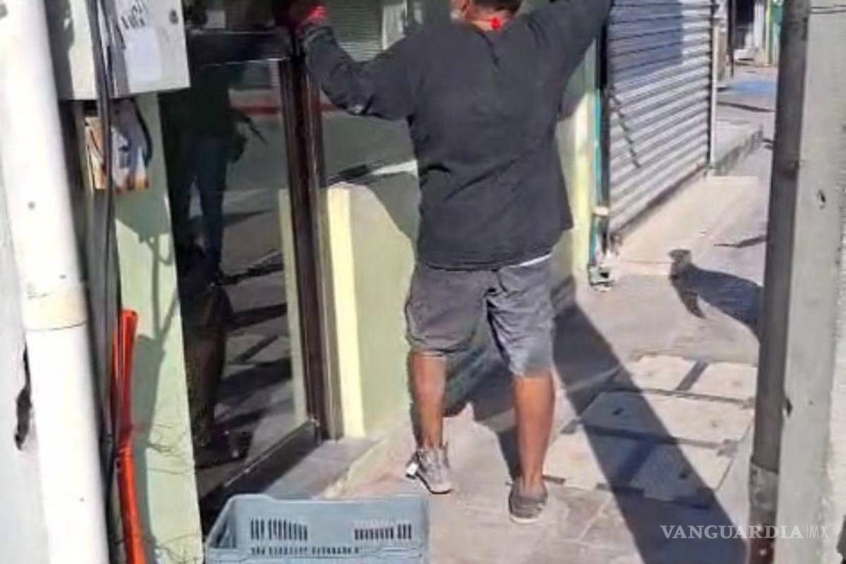 Irrumpe en cabina de radio y desata alerta por salud mental en Monclova (video)