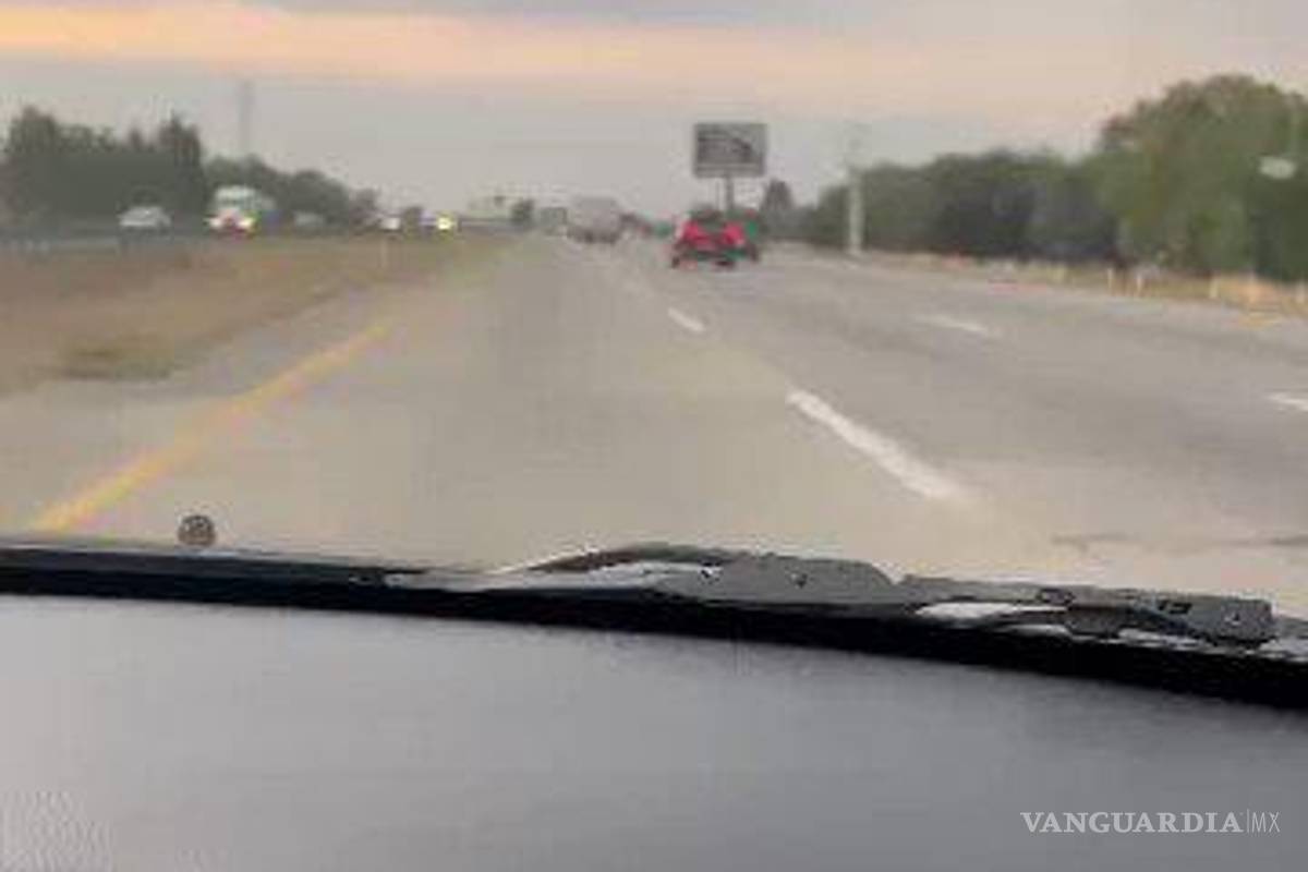 Camioneta descarrila a auto y lo hace chocar contra muro en la México-Querétaro (video)